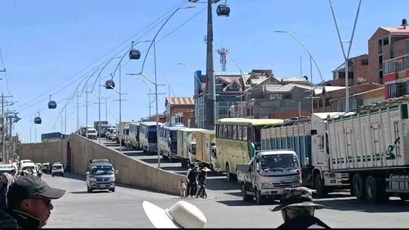La larga espera por combustible en El Alto persiste