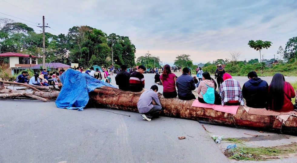 Estudiantes de Unibol inician bloqueo indefinido en la carretera Cochabamba-Santa Cruz