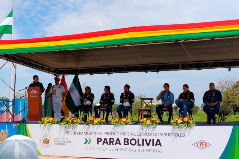 Gobierno boliviano relanza refinación de crudo importado