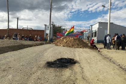 Villa Ingenio mantiene bloqueo y complica la recolección de basura en El Alto