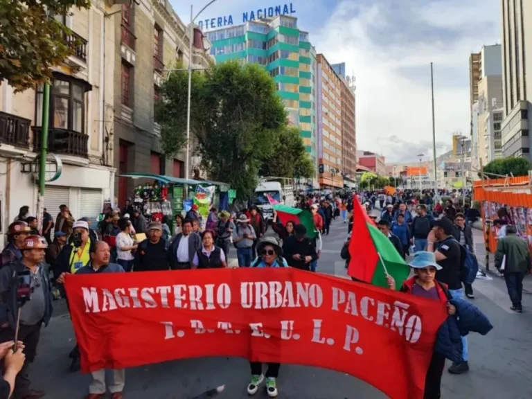 Maestros se movilizan a pesar del estado de excepción