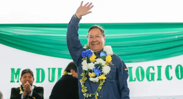 Luis Arce es trasladado al Hospital Arco Iris bajo custodia policial