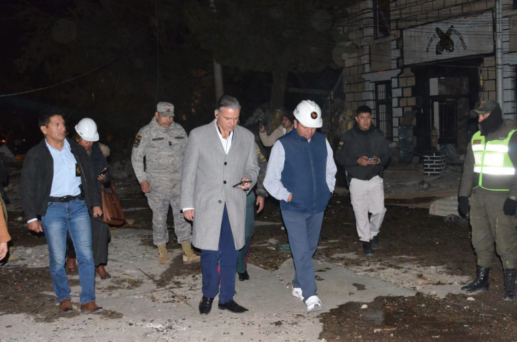 Continúan la búsqueda de 14 uniformados tras explosiones en Viacha