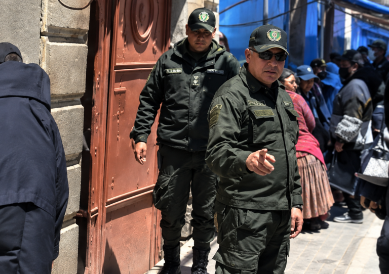 Policía boliviano sorprende al comunicarse en inglés con un turista estadounidense
