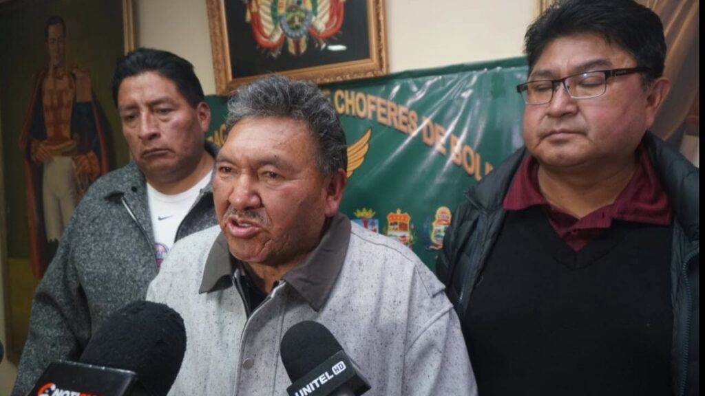 Choferes de La Paz y El Alto se movilizan ante aumento del diésel