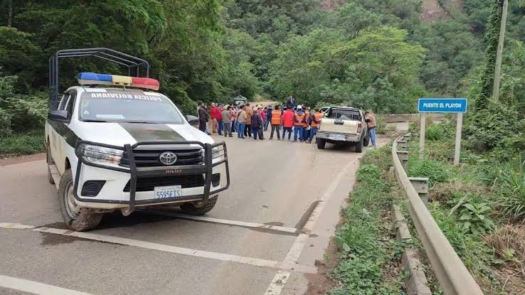 Transportistas de los Valles Cruceños anuncian posible bloqueo por mal estado de carreteras