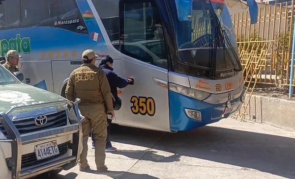 Joven aparece sin vida en un bus de la terminal de Potosí
