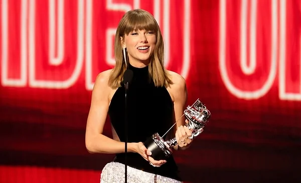 Taylor Swift brilla en los VMAs y Madonna es reconocida como artista del año