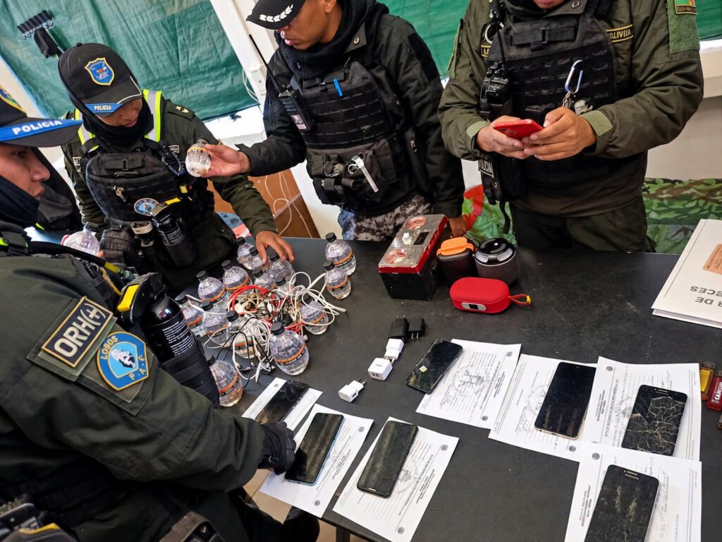 Operativo en cárceles de La Paz y Sucre incauta objetos prohibidos
