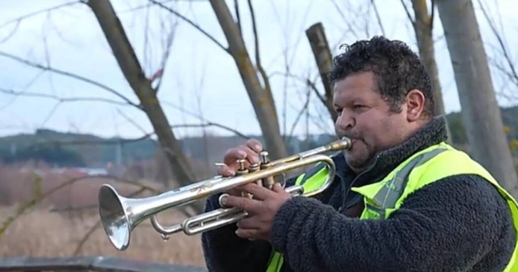 El talento oculto de un recolector de basura sorprende en Coronel