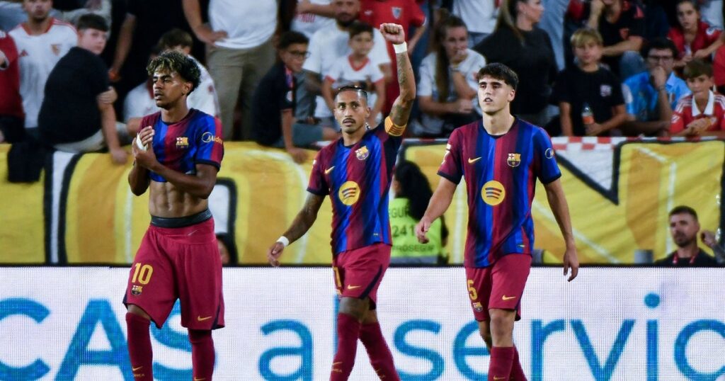 Raphinha brilla con un triplete y el Barcelona se mantiene invicto en LaLiga