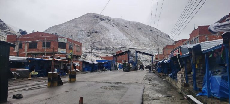 Tránsito detiene temporalmente el acceso a Los Yungas por fuertes nevadas