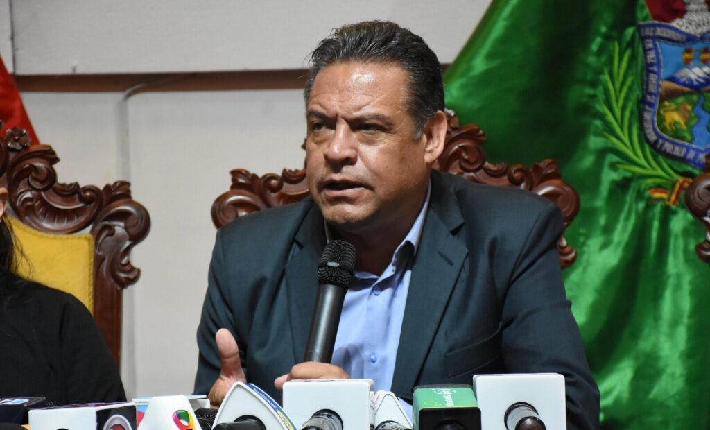 Gobernación de La Paz se reúne con el transporte interprovincial para tratar costos del diésel