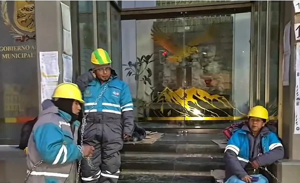 Vigilia de trabajadores en La Paz: 12 días de lucha por sueldos adeudados