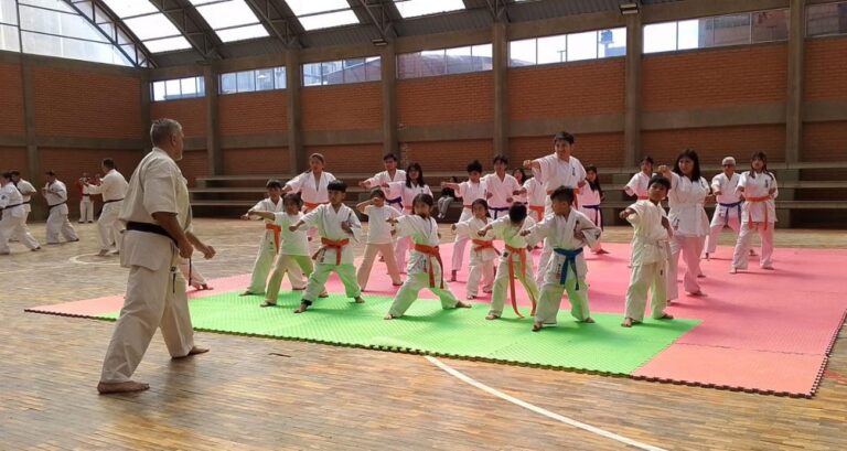 Éxito rotundo en el seminario de karate kyokushin en Oruro