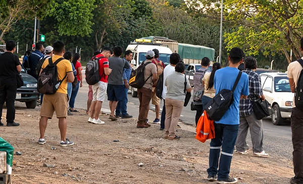 Pasajeros buscan soluciones ante la falta de transporte público