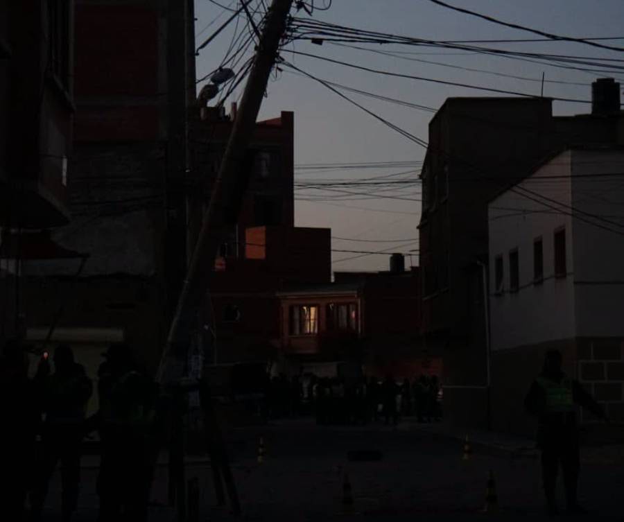 Delapaz trabaja en la recuperación del suministro eléctrico en Viacha tras explosión