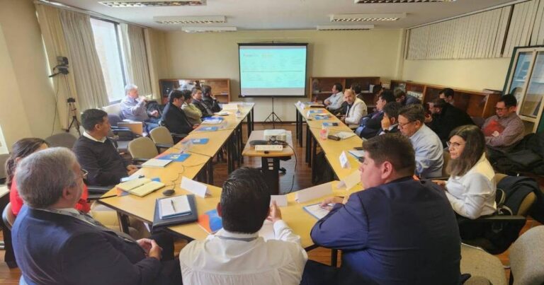 Paz se reúne con alcaldes para abordar temas de financiamiento y diésel