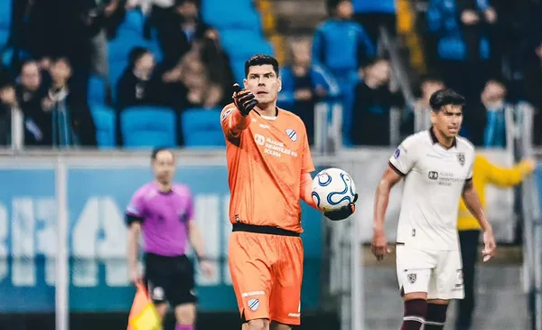 Carlos Lampe se manifiesta tras quedar fuera de la selección nacional