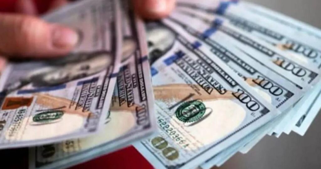 El precio del dólar oficial baja tres centavos este martes