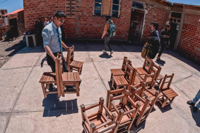 Entrega de mobiliario escolar mejora condiciones en aulas de Oruro