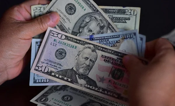 El precio del dólar se eleva en el mercado informal