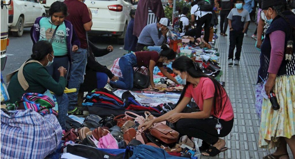 La informalidad laboral afecta a la mayoría de los trabajadores en Bolivia