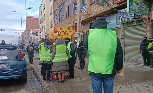 Infractores realizan labores comunitarias en El Alto tras operativos policiales