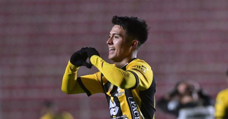 The Strongest arrasa con Real Oruro en el Siles