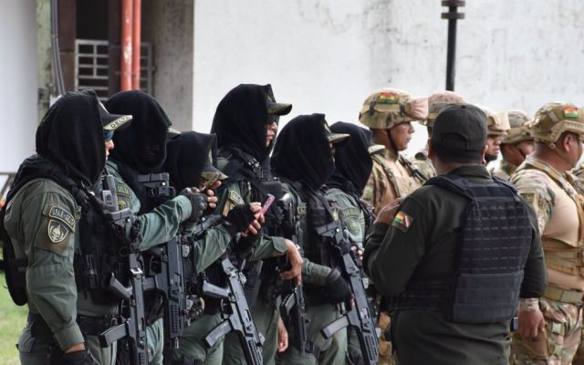 Aumenta la presencia militar y policial en las rutas de La Paz ante posibles bloqueos