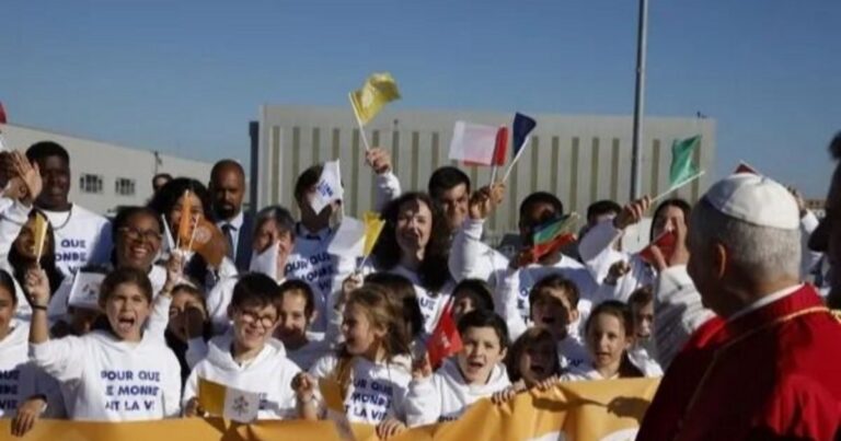 El papa León XIV une a la comunidad latinoamericana en París