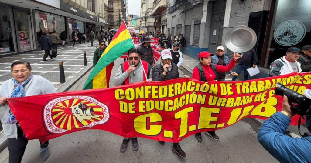 Maestros de La Paz exigen aumento salarial en medio de la crisis