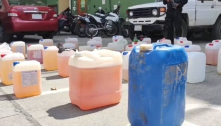Detienen a joven en La Paz por venta ilegal de gasolina a altos precios