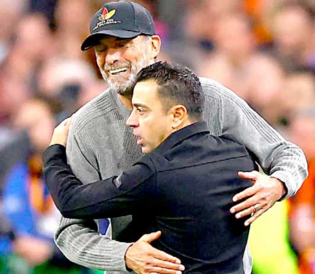 Empate en el debut de Xavi y Klopp