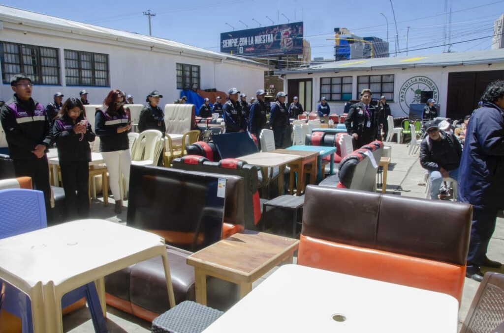 El Alto entrega bienes de bares clausurados a escuelas