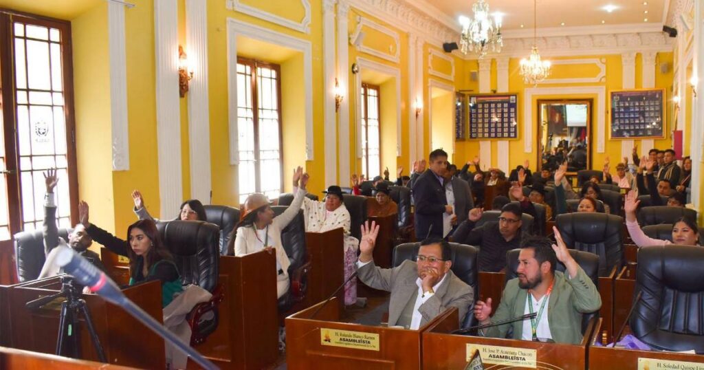 La Asamblea de La Paz aprueba aumento salarial en medio de la crisis