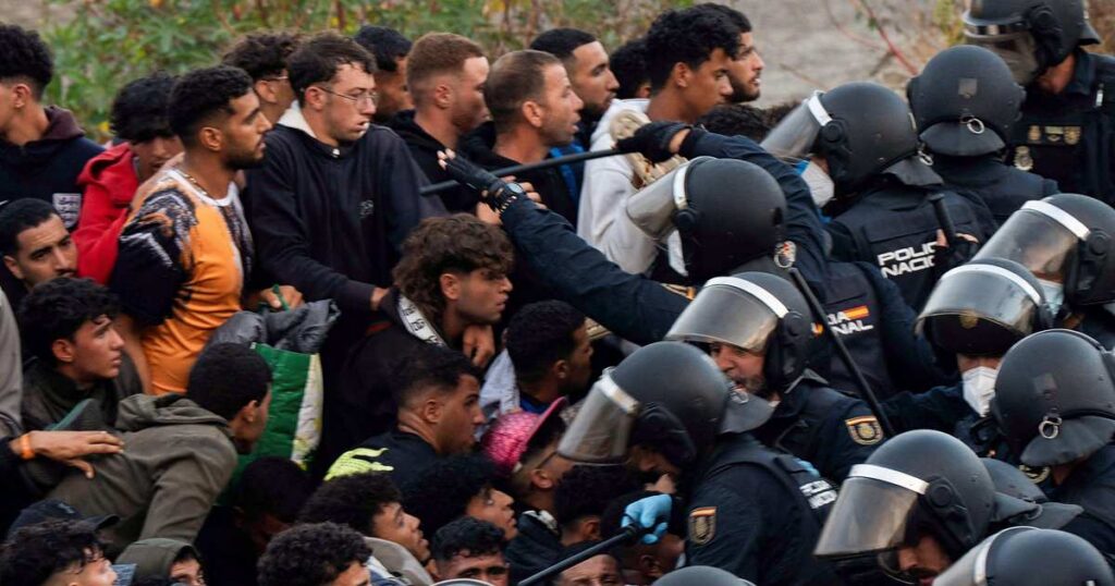 Tensión durante el desalojo de migrantes en las playas de Ceuta