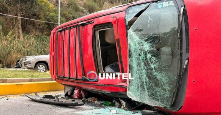 Choque en la avenida Poeta deja dos heridos y un auto volcado