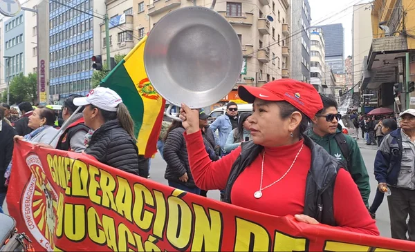 Protesta de maestros urbanos en La Paz por medidas económicas del Gobierno