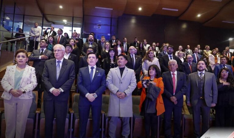 Más de 100 médicos son homenajeados en su día por su labor en favor de la salud