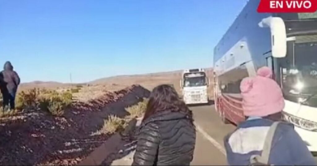 Conflicto de transporte en Uyuni deriva en agresión a bus