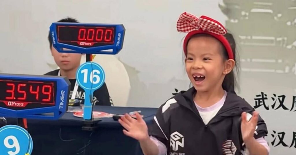 Una niña de 6 años establece un nuevo récord mundial con el cubo de Rubik