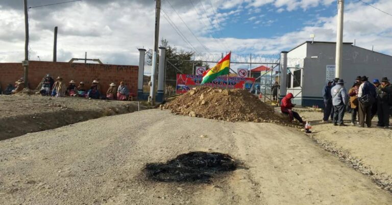 Comunarios de Villa Ingenio bloquean acceso al relleno sanitario por presupuesto insuficiente