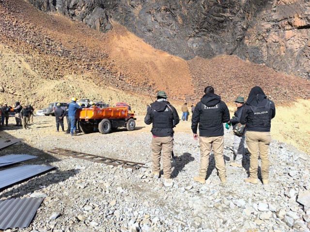 Detienen a 18 personas por minería ilegal en Sorata