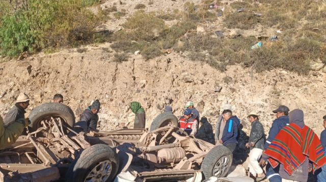 Tragedia en Tacobamba: fallecen cinco docentes tras caída de minibús