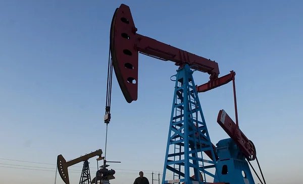 El precio del petróleo alcanza los $us 107 por tensiones entre EEUU e Irán