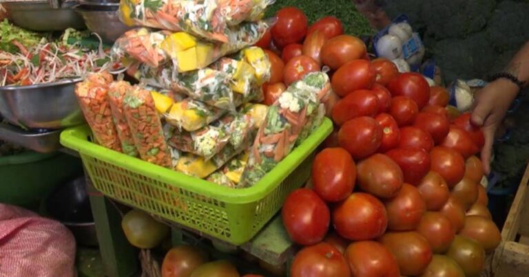 Aumento en el precio de verduras afecta compras familiares en Bolivia