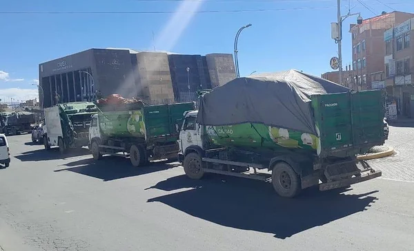 Protesta de trabajadores de aseo urbano en El Alto por salarios atrasados