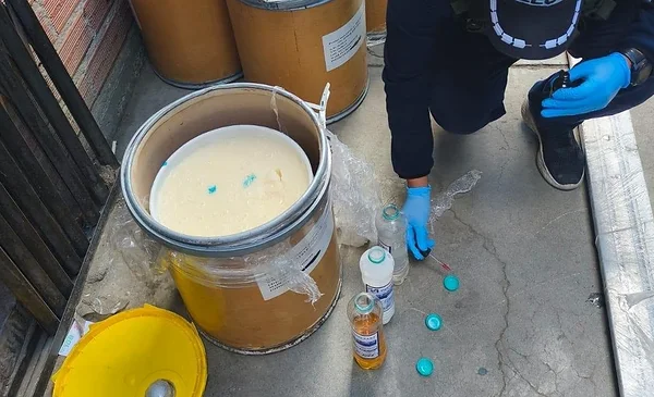 Operativo en El Alto da como resultado el hallazgo de cocaína oculta en tambores