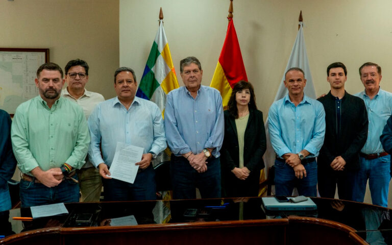Acuerdo entre Gobierno y sector cañero para aumentar el etanol en la gasolina